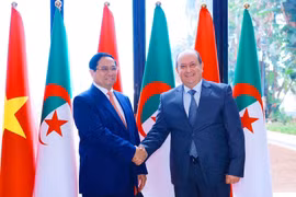El primer ministro vietnamita, Pham Minh Chinh, y su homólogo argelino, Sifi Ghrieb. (Fuente: VNA)