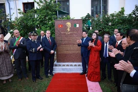 El primer ministro vietnamita, Pham Minh Chinh, y su esposa y dirigentes argelinos asisten a la inauguración de una estela conmemorativa en honor al Presidente Ho Chi Minh. (Fuente: VNA)