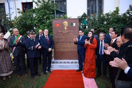 El primer ministro vietnamita, Pham Minh Chinh, y su esposa y dirigentes argelinos asisten a la inauguración de una estela conmemorativa en honor al Presidente Ho Chi Minh. (Fuente: VNA)