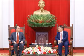 Nguyen Trong Nghia, miembro del Buró Político, secretario del Comité Central del Partido Comunista de Vietnam (PCV) y jefe de su Comisión de Propaganda y Educación, recibe al embajador de Cuba en Vietnam, Rogelio Polanco Fuentes. (Fuente: VNA)