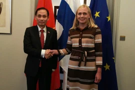 El ministro interino de Relaciones Exteriores de Vietnam, Le Hoai Trung, se reunió con la canciller de Finlandia, Elina Valtonen. (Fuente: VNA)