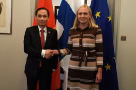 El ministro interino de Relaciones Exteriores de Vietnam, Le Hoai Trung, se reunió con la canciller de Finlandia, Elina Valtonen. (Fuente: VNA)