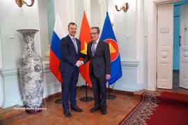 El embajador de Vietnam en Rusia, Dang Minh Khoi, se reúne con A.Yatskin, primer vicepresidente del Consejo de la Federación de la Asamblea Federal de Rusia. (Fuente: VNA)