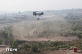 Aviones lanzan equipos de ayuda humanitaria durante el ejercicio VINBAX 2024. (Foto: VNA)
