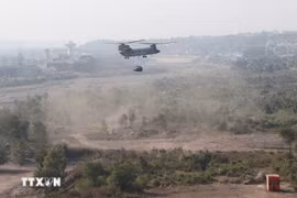 Aviones lanzan equipos de ayuda humanitaria durante el ejercicio VINBAX 2024. (Foto: VNA)