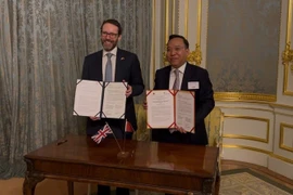 El viceministro de Industria y Comercio de Vietnam Nguyen Hoang Long y el embajador británico en Vietnam, Iain Frew, firmaron un memorando de entendimiento sobre cooperación en materia de energías limpias. (Foto: VNA)