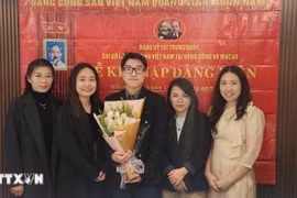 Nguyen Thi Xuan Hue (segunda desde la izquierda), estudiante de doctorado en Lingüística Inglesa Aplicada de la Universidad de Macao (China), en una ceremonia de admisión de nuevos miembros del partido. (Fuente: VNA)