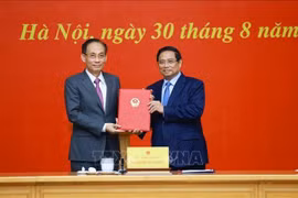 El primer ministro Pham Minh Chinh entregó la decisión de asignar al secretario del Comité Central del Partido Comunista de Vietnam y jefe de su Oficina, Le Hoai Trung, el puesto del ministro interino de Relaciones Exteriores. (Fuente: VNA)