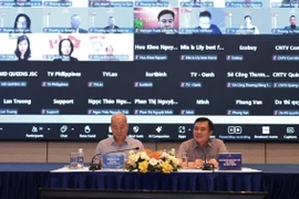 El viceministro de Industria y Comercio, Nguyen Sinh Nhat Tan (derecha), presidió la conferencia. (Foto: VNA)