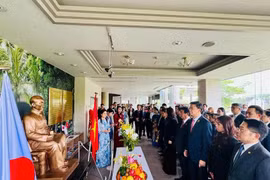 Delegados rinden homenaje al Presidente Ho Chi Minh. (Fuente: VNA)