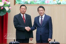 El ministro de Seguridad Pública de Vietnam, general Luong Tam Quang, y su homólogo laosiano, teniente general Vanthong Kongmani. (Fuente: VNA)