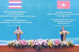 El primer ministro vietnamita, Pham Minh Chinh, y su homóloga tailandesa, Paetongtarn Shinawatra, en la rueda de prensa. (Fuente: VNA)