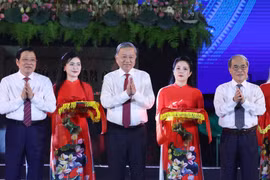 El secretario general del Partido Comunista de Vietnam, To Lam, y delegados en la inauguración de la estatua "El Tío Ho visita su tierra natal". (Fuente: VNA)