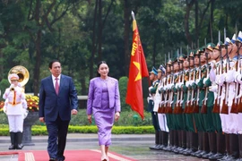 El primer ministro vietnamita, Pham Minh Chinh, y su homóloga tailandesa en el acto de bienvenida. (Fuente: VNA)