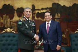 El primer ministro de Vietnam, Pham Minh Chinh, recibe al ministro de Defensa de Azerbaiyán, teniente general Zakir Hasanov. (Fuente: VNA)