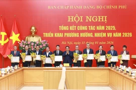 El primer ministro Pham Minh Chinh entrega certificados de reconocimiento del Comité del Partido del Gobierno a individuos con resultados sobresalientes en las tareas en 2025. (Fuente: VNA)