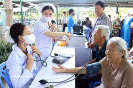 Médicos del Hospital General de Ninh Thuan (provincia de Khanh Hoa) examinan a pacientes ancianos. (Fuente: VNA)