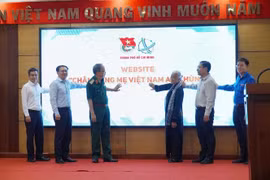 Delegados en el acto de lanzamiento de la página web “Retrato de la madre heroica vietnamita”. (Fuente: VNA)