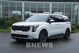 THACO AUTO presenta el nuevo modelo híbrido Carnival de Kia (Foto: VNA)