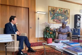 El embajador Mai Phan Dung, jefe de la Misión Permanente de Vietnam ante la Organización Mundial del Comercio (OMC) en Ginebra, en la reunión con la directora general de la OMC, Ngozi Okonjo-Iweala. (Fuente: VNA)