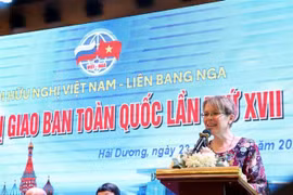 Svetlana Evgenevna Galzunova, representante de la Asociación de Amistad Rusia-Vietnam, habla en el evento. (Fuente: VNA)