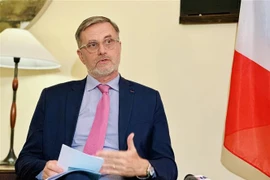 El embajador de París en Hanoi, Olivier Brochet, en la entrevista. (Fuente: Internet)