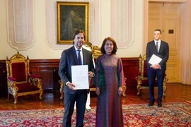 La embajadora de Vietnam en Argentina, concurrente en Uruguay, Ngo Minh Nguyet, entregó en Montevideo las cartas credenciales al presidente uruguayo, Luis Lacalle Pou. (Foto: Palacio Presidencial de Uruguay/VNA)