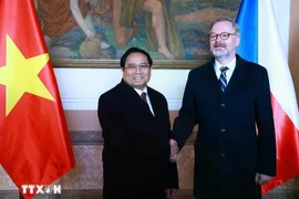 El primer ministro vietnamita, Pham Minh Chinh, y su homólogo checo, Petr Fiala. (Fuente: VNA)