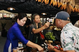 Un visitante disfruta del té del stand de Son La. (Fuente: VNA)