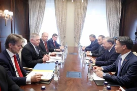 Panorama del encuentro entre el secretario general del Partido Comunista de Vietnam, To Lam, y el primer ministro de Eslovaquia, Robert Fico. (Fuente: VNA)