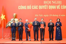 El secretario general del Partido Comunista de Vietnam (PCV) y presidente del país, To Lam, entrega las decisiones del Buró Político sobre la designación de los miembros del Comité del Partido de la Asamblea Nacional. (Fuente: VNA)