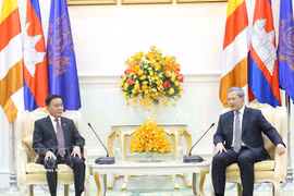 El miembro del Buró Político y miembro permanente del Secretariado del Comité Central del Partido Comunista de Vietnam (PCV), Tran Cam Tu, se reúne con el primer ministro camboyano, Hun Manet. (Fuente: VNA)