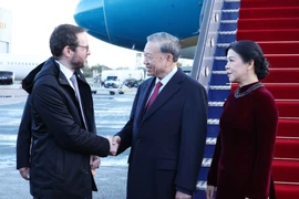 Ceremonia de bienvenida para el secretario general del Partido Comunista de Vietnam, To Lam, y su esposa en el aeropuerto de Londres Stansted. (Fuente: VNA)