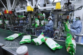 Empaquetado de arroz para exportación en la fábrica de Vinh Phat, en el barrio de Binh Duc, provincia de An Giang. (Foto: VNA)