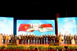 Escena de la ceremonia de traspaso de la Presidencia de la Federación de Contadores de la ASEAN de Vietnam (período 2024-2025) a Indonesia (etapa 2026-2027). (Fuente: VNA)