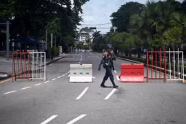 Fuerzas de seguridad vigilan las calles de Yangón, Myanmar, el 19 de julio de 2022. (Foto: AFP/VNA)