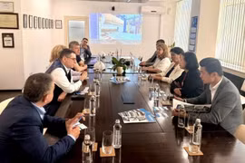 La embajadora vietnamita en Bulgaria, Nguyen Thi Minh Nguyet, trabaja con los directivos de la fábrica Alcomet. (Foto: Embajada de Vietnam en Bulgaria)