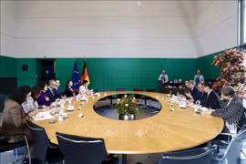Panorama de la reunión entre Nguyen Manh Tien, subjefe de la Comisión de Defensa, Seguridad y Asuntos Exteriores de la Asamblea Nacional de Vietnam, y el vicepresidente del Parlamento Federal de Alemania, Bodo Ramelow. (Fuente: VNA)