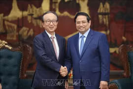 El primer ministro vietnamita, Pham Minh Chinh, recibe a Hironori Kamezawa, director general de laGrupo Financiero Mitsubishi UFJ (MUFG) de Japón. (Fuente: VNA)