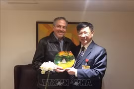 El ex jefe adjunto de la Comisión Central de Relaciones Exteriores del Comité Central del Partido Comunista de Vietnam, Nguyen Tuan Phong, y Juan Meriguet Martínez, miembro del Comité Central del Movimiento Revolución Ciudadana de Ecuador, en un encuentro en 2016. (Fuente: VNA)