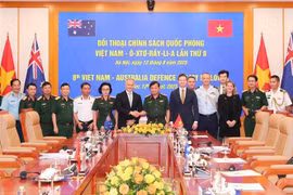El coronel general Hoang Xuan Chien, viceministro de Defensa de Vietnam; Hugh Jeffrey, subsecretario general de Defensa de Australia, y delegados en el evento. (Fuente: VNA)