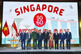 El viceprimer ministro vietnamita Nguyen Chi Dung y delegados. (Fuente: VNA)
