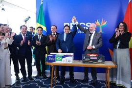El primer ministro vietnamita, Pham Minh Chinh, y el presidente brasileño, Lula da Silva, en la ceremonia de firma de un acuerdo comercial entre los dos países. (Fuente: VNA)