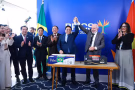 El primer ministro vietnamita, Pham Minh Chinh, y el presidente brasileño, Lula da Silva, en la ceremonia de firma de un acuerdo comercial entre los dos países. (Fuente: VNA)