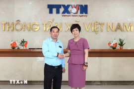 La directora general de la Agencia Vietnamita de Noticias (VNA), Vu Viet Trang, recibió a Vansay Tavinyan, subjefe de la Comisión de Propaganda y Educación del Partido Popular Revolucionario de Laos y editor en jefe del diario Pasaxon, (Fuente: VNA)