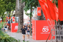 Las estaciones base 5G brillaron en color rojo alrededor del lago Hoan Kiem durante el feriado del 2 de septiembre. (Fuente: VNA)