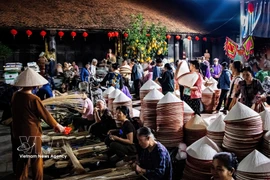 Mercado de sombreros cónicos en Hanoi preserva tradición