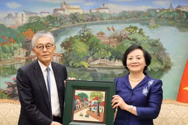 La viceprimer ministra vietnamita Pham Thi Thanh Tra recibe a Honna Hitoshi, presidente y director general de Erex, una de las principales empresas de energía de biomasa de Japón. (Fuente: VGP)