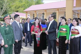 El vicepresidente de la Asamblea Nacional (AN) de Vietnam Tran Quang Phuong, inspecciona las condiciones de atención a los votantes en el colegio electoral n.º 10, aldea de Tan Thanh (comuna de Pu Luong). (Fuente: VNA)