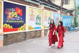 La zona central de Ciudad Ho Chi Minh está decorada con numerosos carteles para dar la bienvenida al Año Nuevo Lunar 2025 y al 95 aniversario de la fundación del Partido Comunista de Vietnam. (Fuente: VNA)